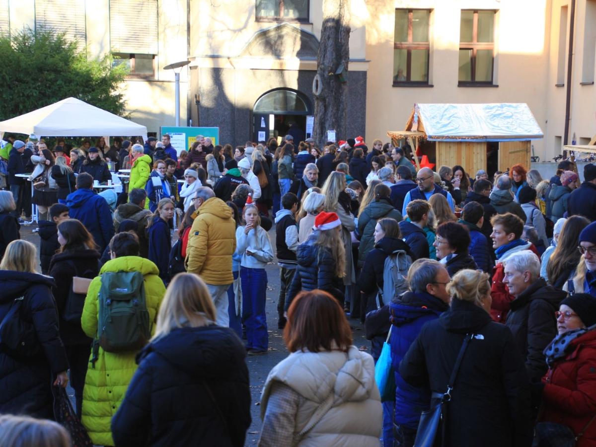 Vorweihnachtliche Stimmung beim Adventsbasar 2024