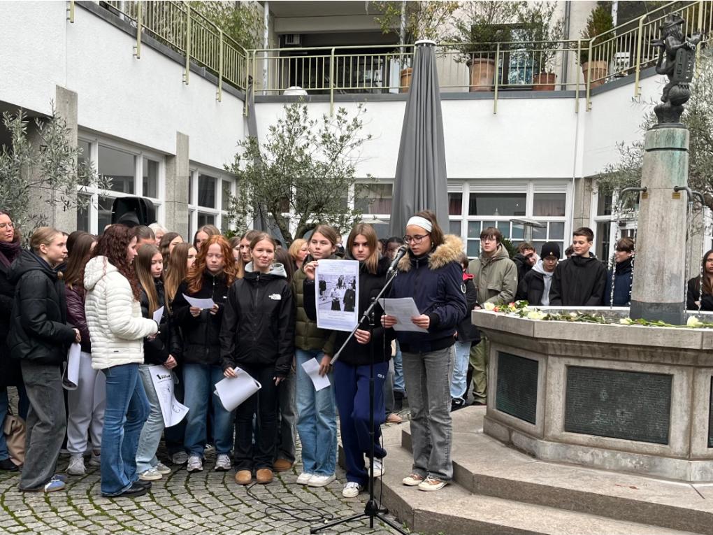 Gedenkveranstaltung am 27. Januar 2025 am Lern- und Gedenkort Jawne unter Beteiligung der Schülerinnen der Geschichts- und Politikwerkstatt der Jahrgangstufe 9