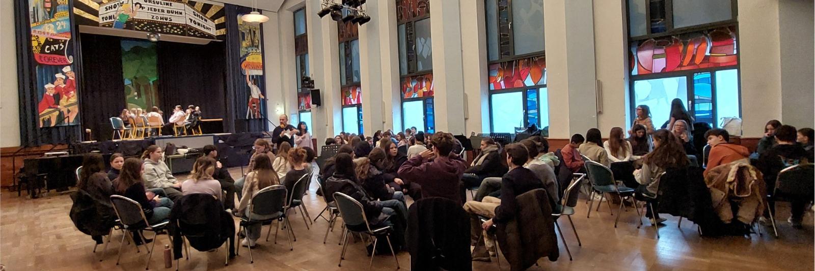 Tandemarbeit in der Aula