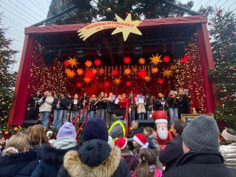 Festliche Klänge am Dom: Ursulinenschülerinnen begeistern auf dem Weihnachtsmarkt